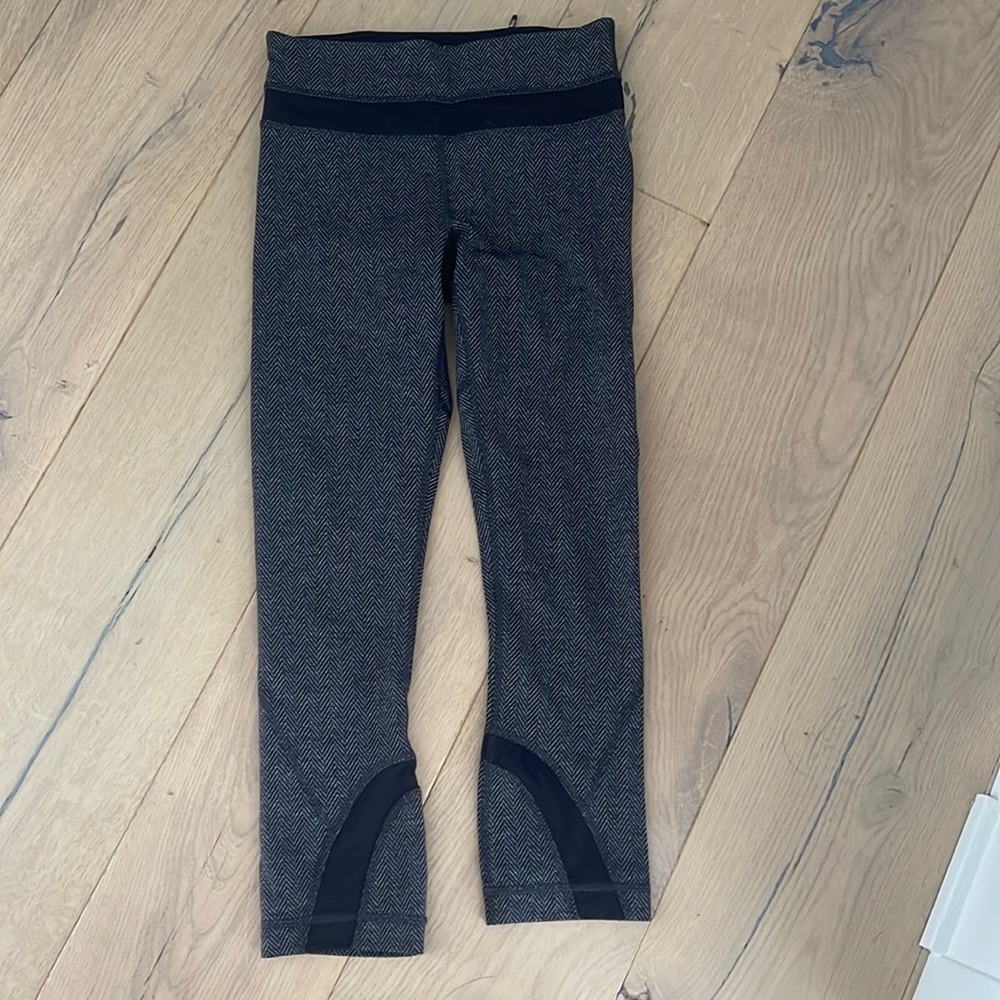 Lululemon Crop Legging. Size 2. Like new. Worn maybe 3 times.